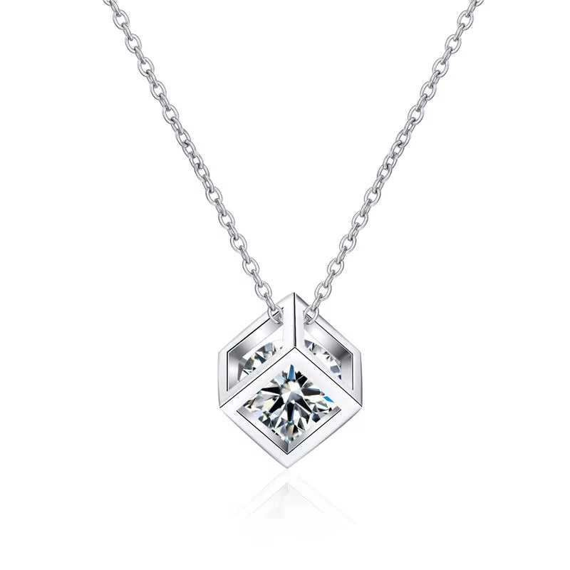 Crystal Edge – Collier Cube Moissanite