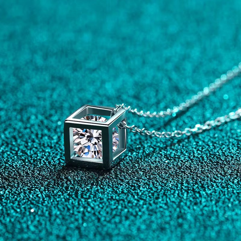 Crystal Edge – Collier Cube Moissanite