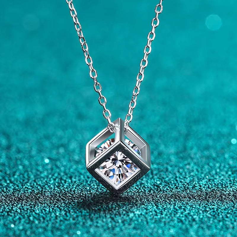 Crystal Edge – Collier Cube Moissanite
