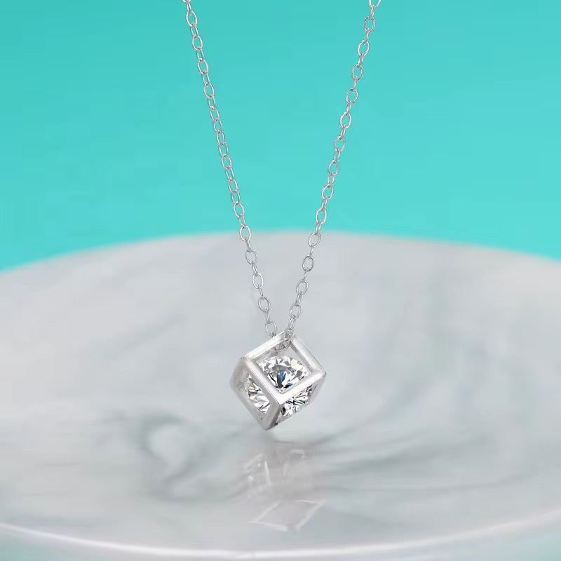 Crystal Edge – Collier Cube Moissanite