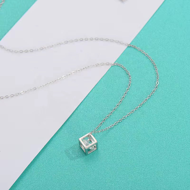 Crystal Edge – Collier Cube Moissanite