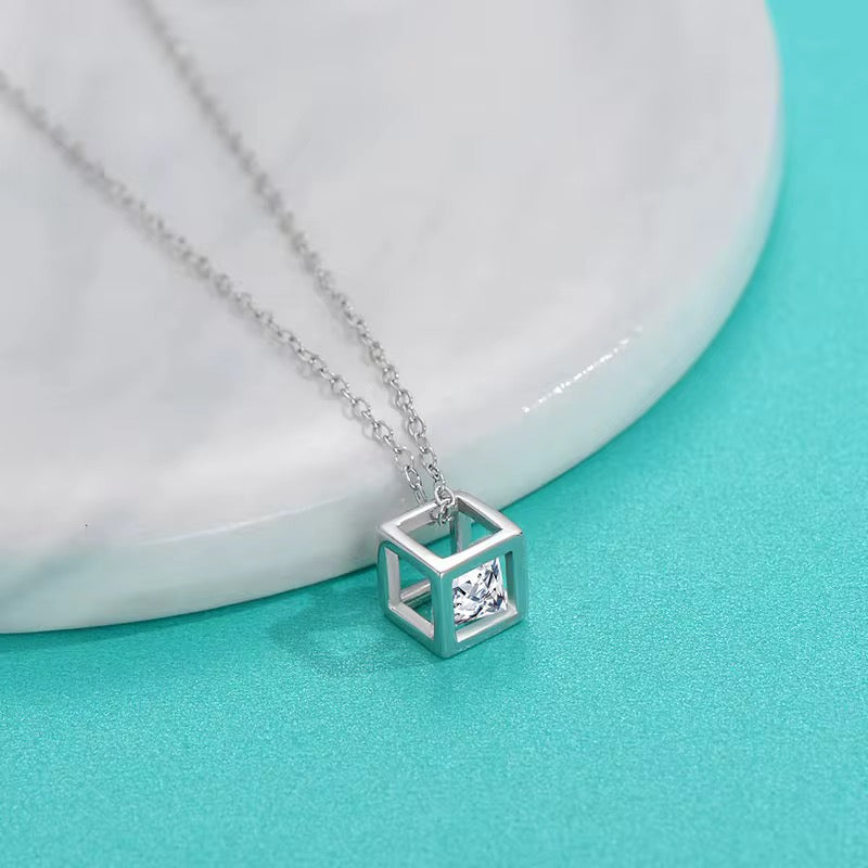 Crystal Edge – Collier Cube Moissanite