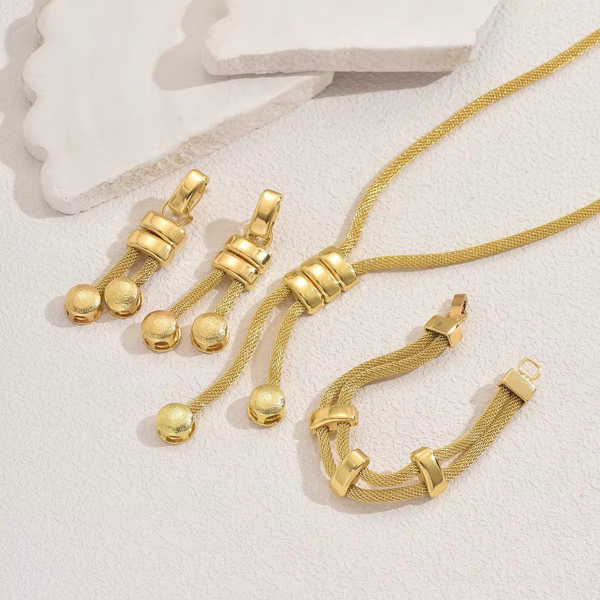 Golden Touch – Brillez avec un style chic et irrésistible